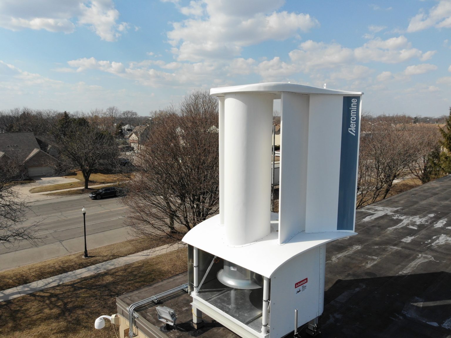 Uma turbina Aeromine instalada no topo de uma construção baixa.