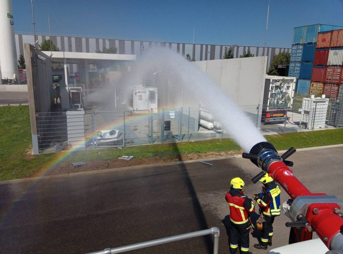 Feuerwehren löschen einen Brand an einer neuen Wasserstofftankstelle in Deutschland – PV International Magazine
