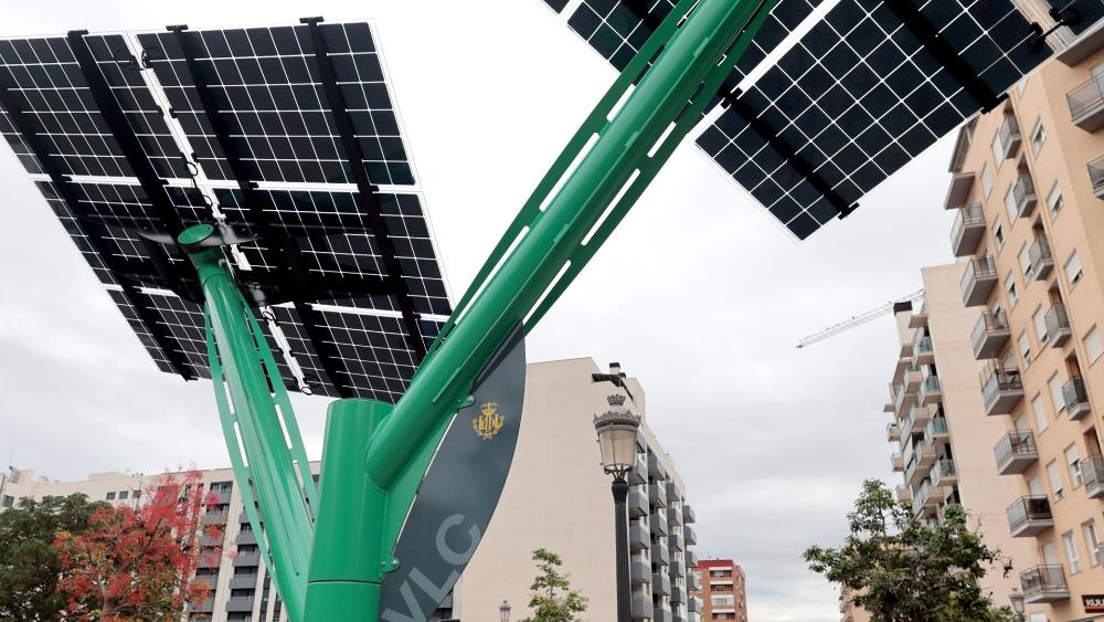 Valencia using PV trees to recharge small electric vehicles, mobile devices – pv magazine International