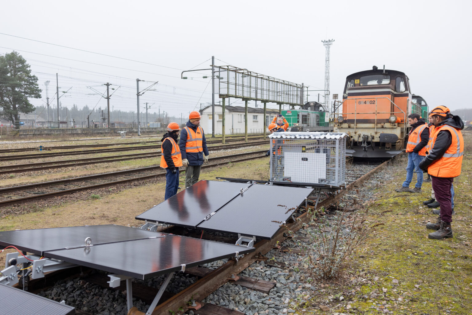 French railway operator testing PV modules on train tracks