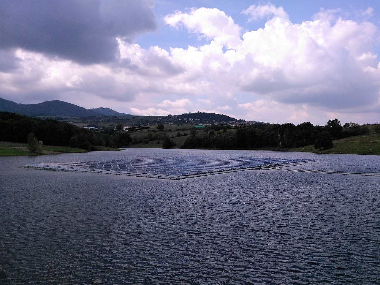 Research shows floating PV can reduce lake water temperature by 1.2 C